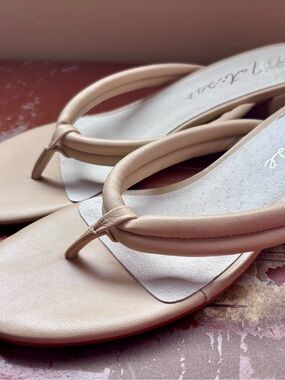 Matisse| Cream Padded Leather Knot Thong 2” Block Heel Sandals Sz 9
